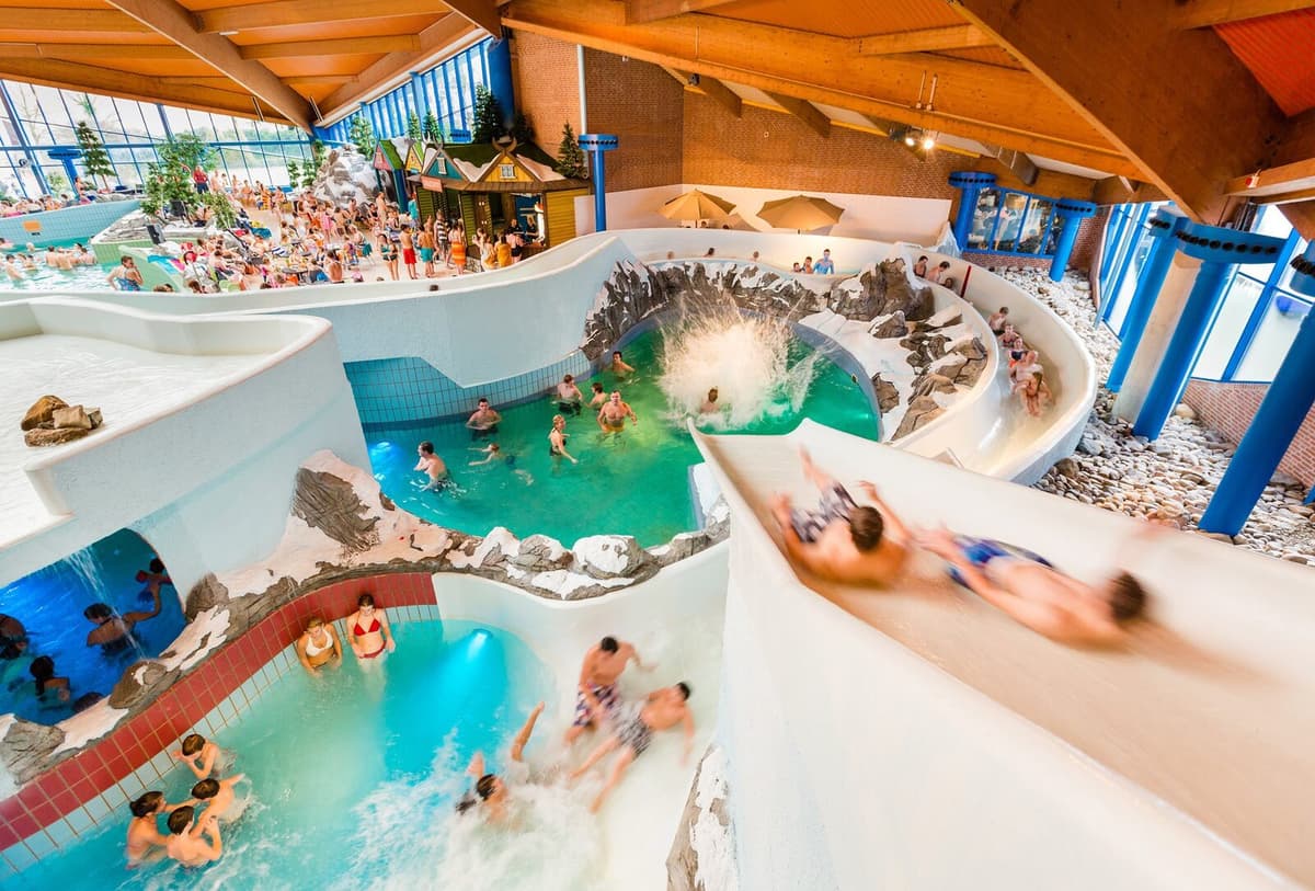 Subtropisch zwemparadijs in België: De 5 vakantieparken met de vetste glijbanen