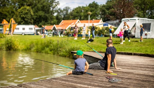Hengel uitwerpen: 5x de leukste vakantieparken in België met een visvijver
