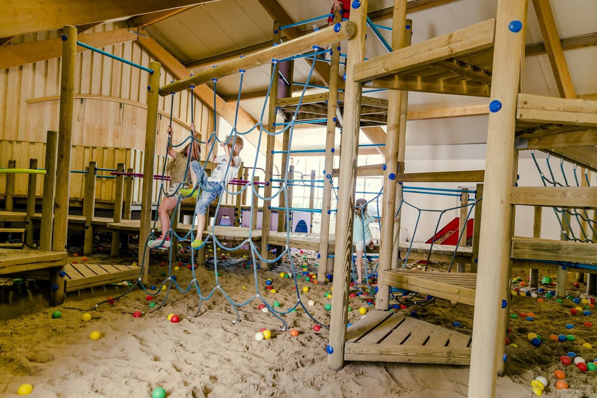 Regenproof vakantie vieren: 5x Belgische vakantieparken met de mooiste binnenspeeltuinen