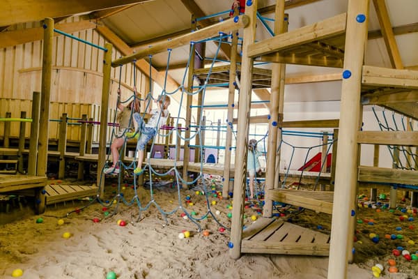 Regenproof vakantie vieren: 5x Belgische vakantieparken met de mooiste binnenspeeltuinen